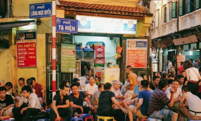 Nghịch Lý Ẩm Thực Việt: Tại Sao Những Chiếc Ghế Nhựa Vỉa Hè Lại "Đánh Bại" Nhà Hàng Sang Trọng?